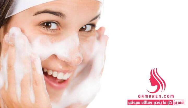 تدليك الوجه أثناء التنظيف والترطيب للعناية بالبشرة
